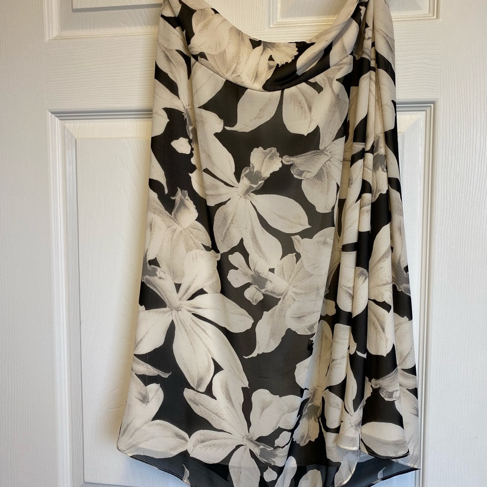 Banana Republic skirt printed with flowers.